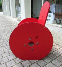 Fauteuil peint en rouge fait avec des tourets