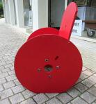 Fauteuil peint en rouge fait avec des tourets