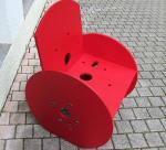 Fauteuil peint en rouge fait avec des tourets